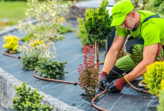 Landscaping-Services_Landscaper_0